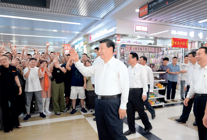 2023年9月20日至21日，中共中央總書記、國家主席、中央軍委主席習近平在浙江考察。這是20日上午，習近平在義烏國際商貿(mào)城考察時，同商戶親切交流。 新華社記者 李學仁/攝