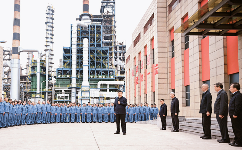 2023年10月10日至13日，中共中央總書記、國家主席、中央軍委主席習近平在江西考察。這是10日下午，習近平在中國石化九江分公司考察時，同企業(yè)員工親切交流。 新華社記者 謝環(huán)馳/攝