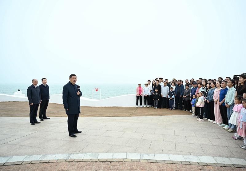 5月22日至24日，中共中央總書(shū)記、國(guó)家主席、中央軍委主席習(xí)近平在山東考察。這是22日下午，習(xí)近平在日照市陽(yáng)光海岸綠道同市民和游客親切交流。