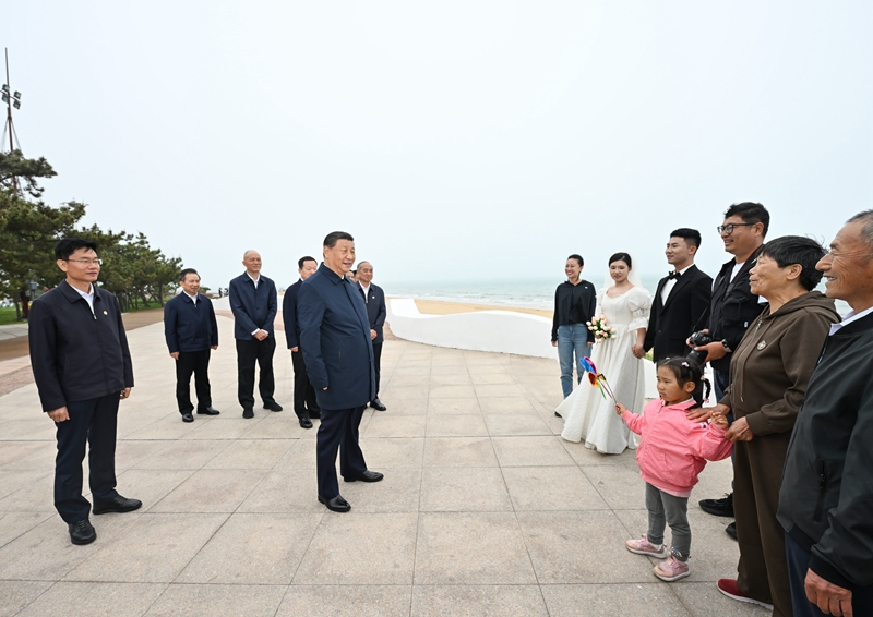 5月22日至24日，中共中央總書(shū)記、國(guó)家主席、中央軍委主席習(xí)近平在山東考察。這是22日下午，習(xí)近平在日照市陽(yáng)光海岸綠道同市民親切交流。